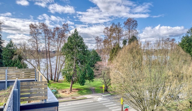 Lake View Residence Steps from Green Lake