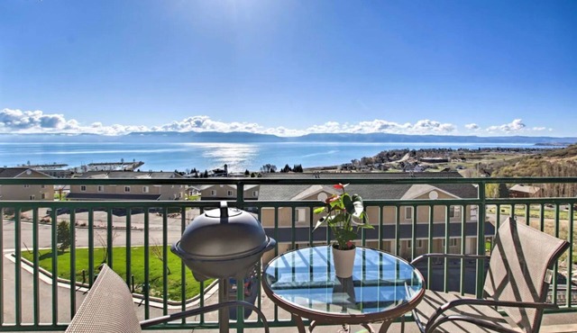 LAKE VIEW RETREAT CONDO/1 block Marina/Resort pool,hot tub & tennis courts