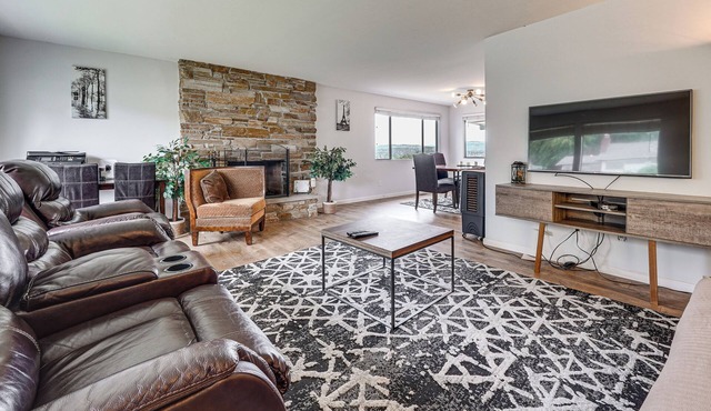 Lake View! South End Seattle Home Near Lumen Field