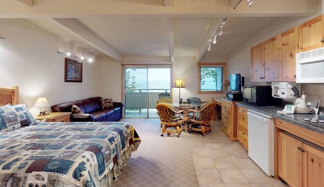 Lake view studio with private balcony, AC, dock for kayaking & swimming