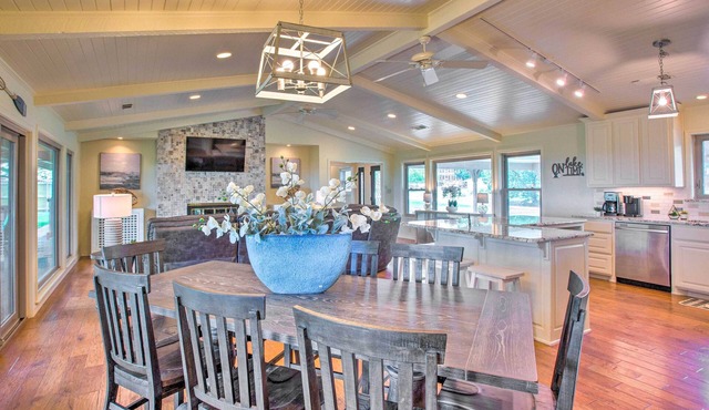 Lake View ‘Tangled at Texoma’ Home w/Hot Tub!