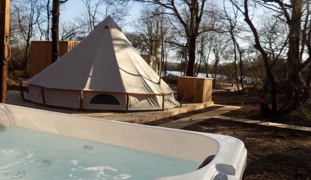 Lake view tent with private spa Copa cabanes 4