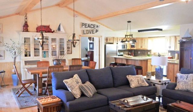 Lake view three bedroom, three bath cottage with private hot tub overlooking Lake Ouachita. by RedAwning