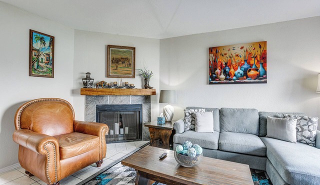 Lake-View Townhome w/Pool Access in Houston Area!