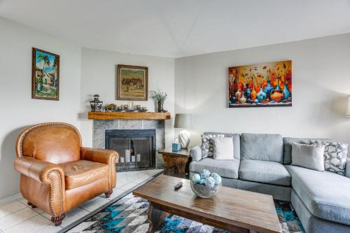 Lake-View Townhome with Pool Access in Houston Area!