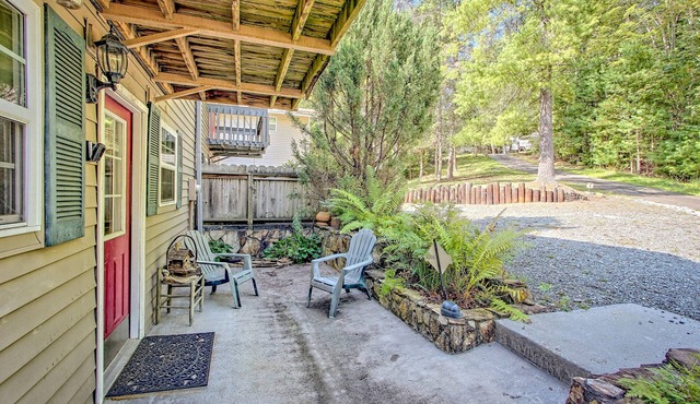 Lake-View Townhome with Decks, Screened Porch and Shared Tennis - Dogs OK