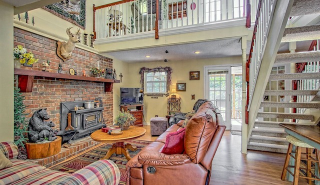 Lake-View Townhome with Decks, Screened Porch and Shared Tennis - Dogs OK