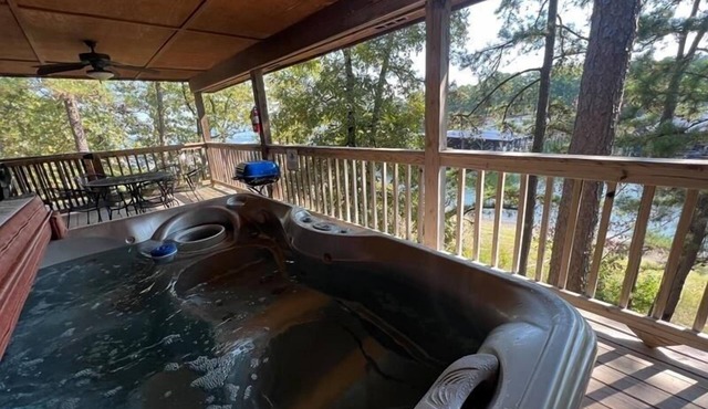 Lake view two bedroom, two bath log-sided cottage with private hot tub overlooking Lake Ouachita. by RedAwning