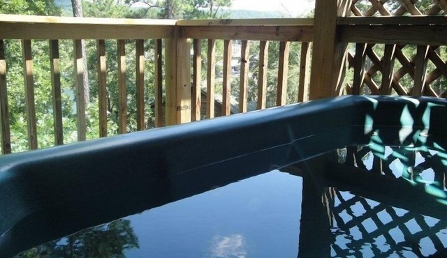 Lake view two bedroom, two bath log-sided cottage with private hot tub overlooking Lake Ouachita. by RedAwning