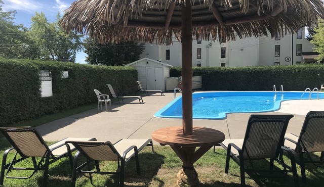 Lake view w/pools, hot tub & sauna! Walk to old Magog. 10min drive to Mt Orford
