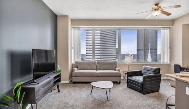 LAKE VIEWS! 15th Floor Downtown High-Rise Gym