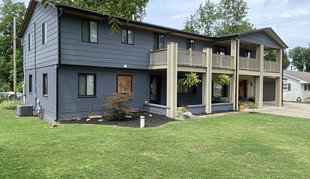 Lake Views: 2nd-Story Guest Suite with Private Entrances/Yard/Parking