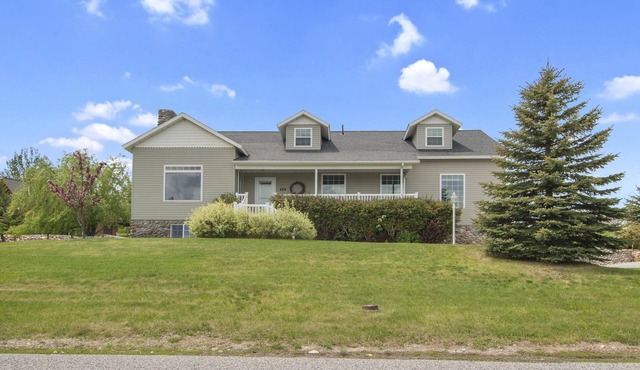 Lake views! City Park pickleball, fishing, amphitheater. City center walkable.