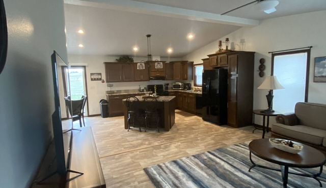 Lake Views! Comforts of home w/the fun of the lake; garage/hottub/laundry & more