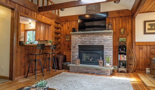 LAKE VIEWS! Cottage near lake access, 4 kayaks, AC, linens included.