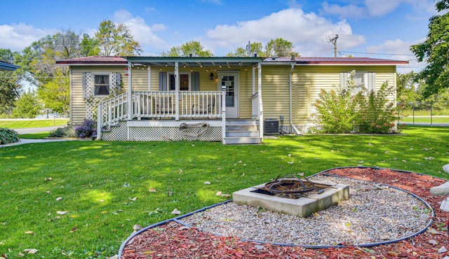 Lake Views & Fireside Bliss: Cecil Cottage w/Yard