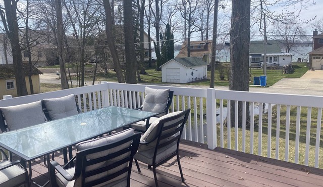 Lake Views from Great Deck, newly remodeled, Family members of all ages