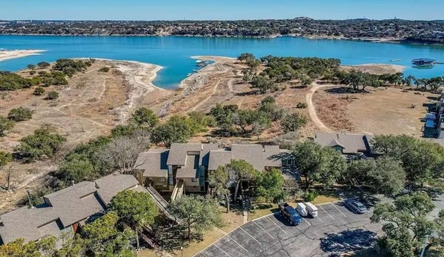 Lake Views, Golf, Amenities, Austin Getaway