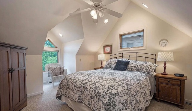 Lake Views! HOT TUB! 8 min to WISP ski. Central Location. Walk to Coffee & Eats.