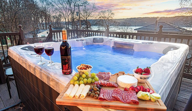 ★Lake Views ★ Hot tub ★ King Beds ★ Mins to All