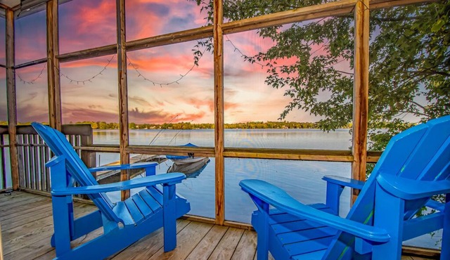 Lake views*Hot Tub*Wood-Stove*Fire-pit* Kayaks*Canoe