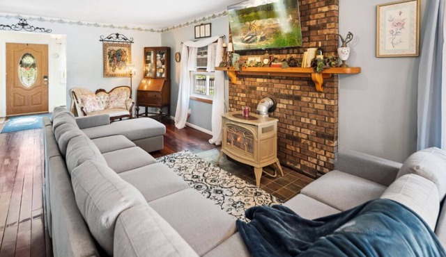 ★Lake Views★ King Beds | Coffee Bar | Mins to All