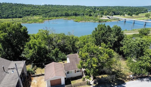 Lake Views! Little Bell Bungalow Charmer, Backyard, Game Room, Foosball