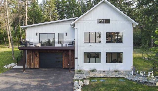 Lake Views | Modern & Luxurious | Walk to Town