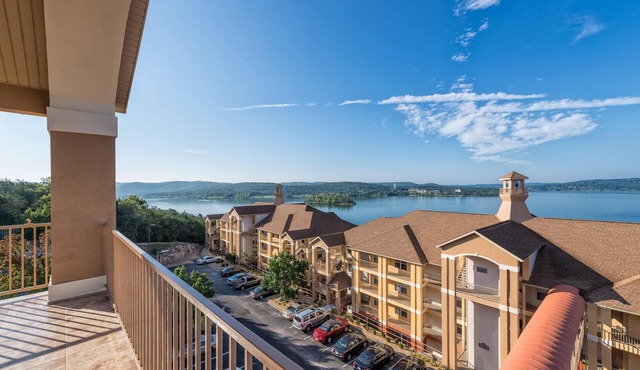 Lake Views - Newly Renovated - Spacious -Private Balcony -Indoor & Outdoor Pools