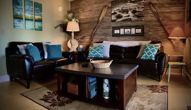 Lake views of Islands. Walk to Jet Express/Docks Beach House/Downtown! 2nd Floor