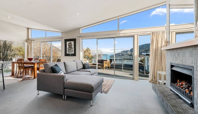 Lake Views on Yewlett - Queenstown Holiday Home