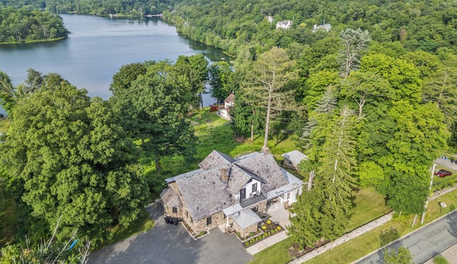 Lake Views Spacious 7BR Retreat Sleeps 12 Fireplace King Beds