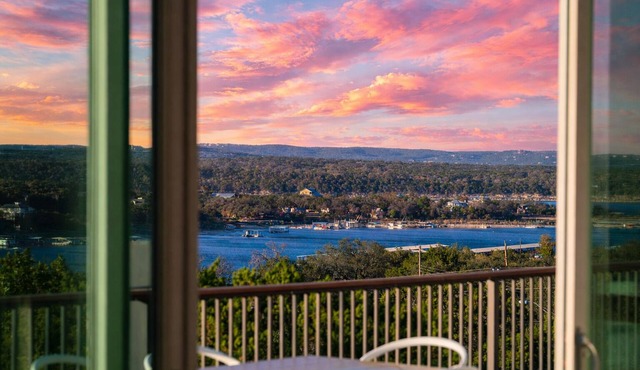 Lake Views + Steps to Marina + Sleeps 18 + Hot tub