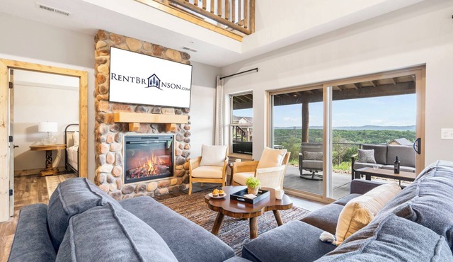 Lake Views with Hot Tub, Golf Simulator, Free Tickets & Close to Attractions