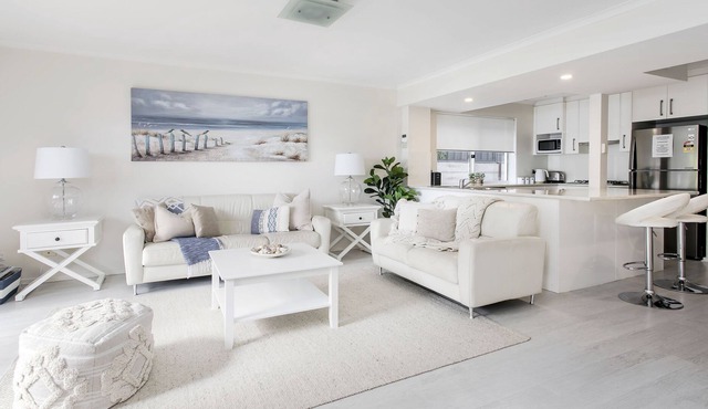 "LAKE VILLA" - Lake views & Pool. Walk to beach/shops