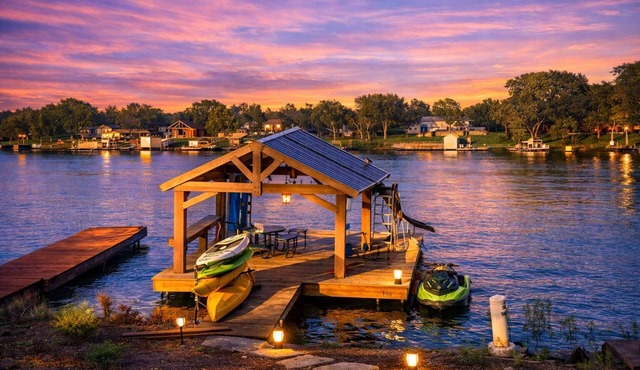 Lake Wabaunsee Lakefront Retreat. Dock, Pavilion Bar & 180 degree Lake Views