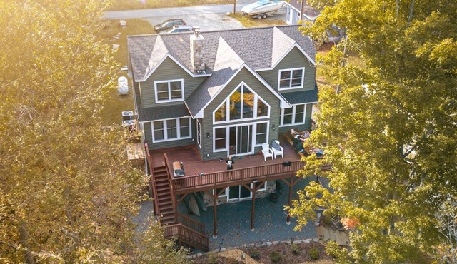 Lake Wallenpaupack Lakefront with private dock in Knollwood 3 Masters sleeps 10