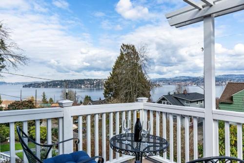 Lake Washington View Home with Hot Tub BBQ Garden