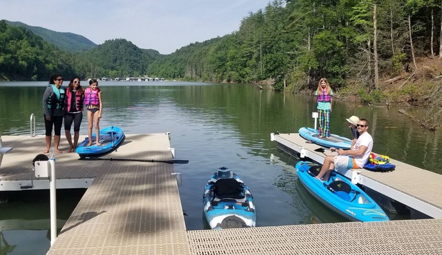 Lake Watauga FAMILY FUN, Sunny Lake Front Home Private Dock Water Toys WiFi