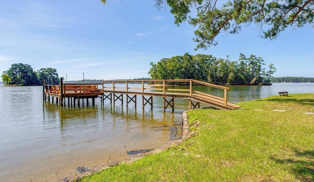 Lake Wateree Retreat: Dock & Screened Porch!