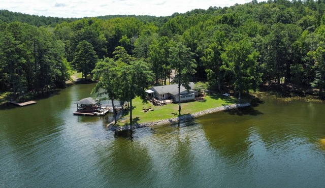 Lake Wateree SC Waterfront Home 3B/2Ba w/King Bed, Loads of Amenities & Dock!