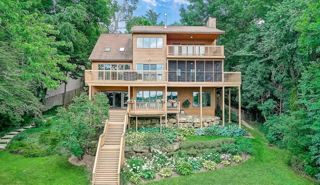Lake Waubesa retreat! Lake living at its best- boat lift/rental possible