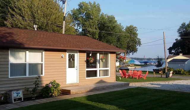 Lake Wawasee 2 Bedroom Condo on Channel . NO SHOES, NO SHIRT, NO PROBLEMS !