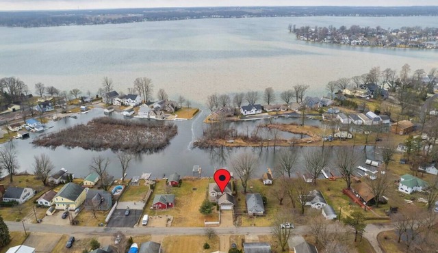 Lake Wawasee Family Friendly Cottage