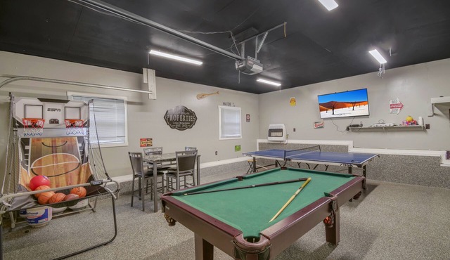 Lake Wawasee/HOT TUB/GAME ROOM/PONTOON/PICKLEBALL