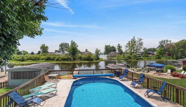 Lake Wawasee Retreat: private pool, hot tub & pier
