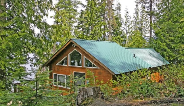 Lake Wenatchee Getaway - Lakefront Weekend Hideout Villa