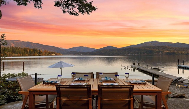 Lake Whatcom Beachfront Villa: Lakefront Luxury w/Dock & Hot Tub