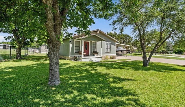 Lake Whitney 3BR getaway: family-ready, boat-friendly, Wi-Fi, fire pit