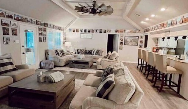 Lake Whitney Blue House Large Group Getaway Sleeps 20 (Lake access)